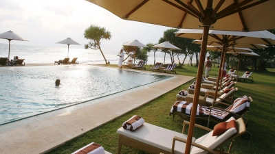 Zu wenige Liegen am Pool? Rechtlich gesehen kann das durchaus auch ein Reisemangel sein, etwa wenn der Veranstalter in der Leistungsbeschreibung die große Poollandschaft mit ihren zahlreichen Liegen hervorhebt. (Foto: Steffen Kugler/dpa/dpa-tmn)