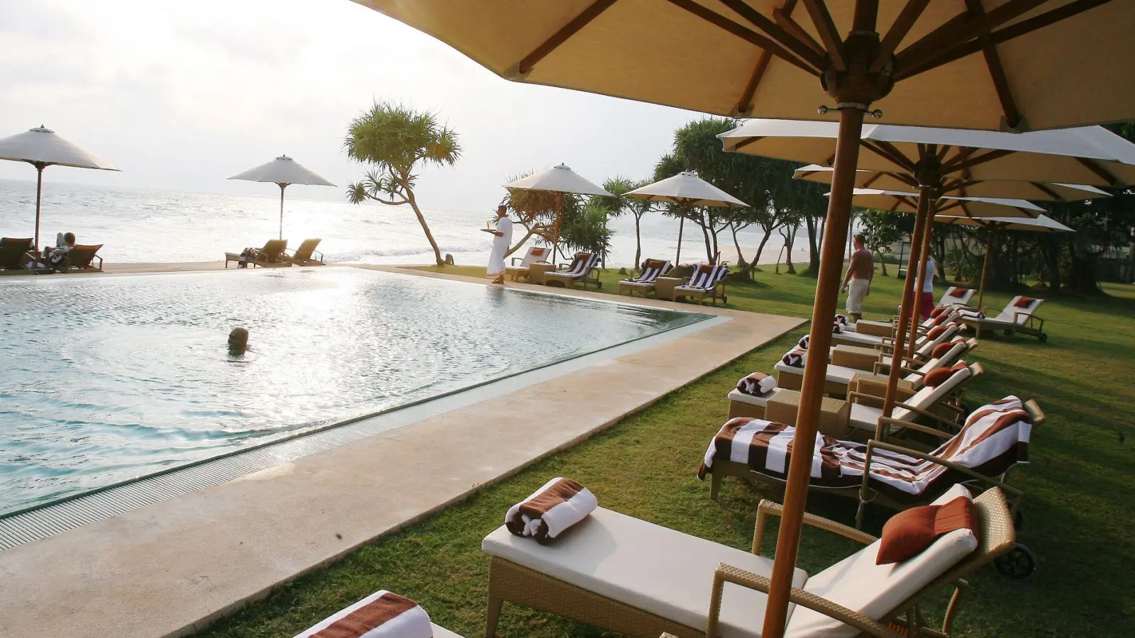 Zu wenige Liegen am Pool? Rechtlich gesehen kann das durchaus auch ein Reisemangel sein, etwa wenn der Veranstalter in der Leistungsbeschreibung die große Poollandschaft mit ihren zahlreichen Liegen hervorhebt. (Foto: Steffen Kugler/dpa/dpa-tmn)