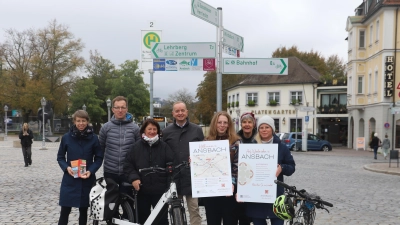 Auf dem Schloßplatz zeigten die Beteiligten, worum es bei den zwei Vorhaben für Radfahrer geht (von links): Tourismusreferentin Nadja Wilhelm, Wirtschaftsförderer Christoph Albrecht, Waltraut Kaufmann-Schmider (ADFC), OB Thomas Deffner, Luisa Lindenmeyer (Stadtverwaltung), Sigrid Strobel (Carina) und Silke Fischer (Stadtverwaltung). (Foto: Oliver Herbst)