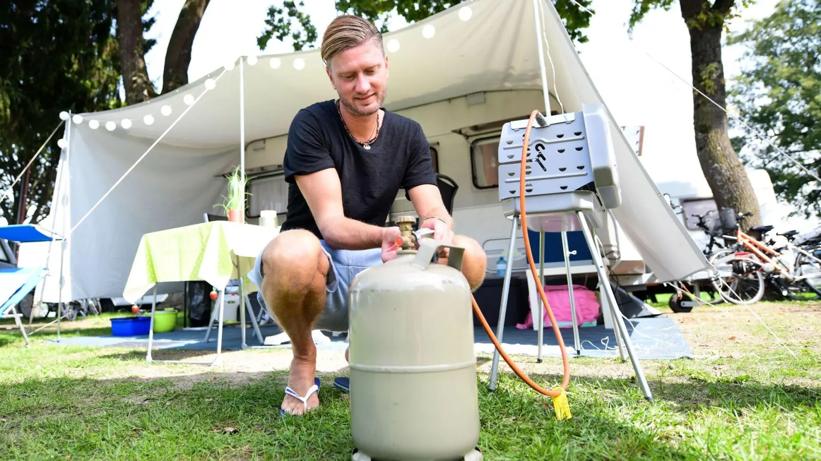 Entspanntes BBQ: Dank verschiedener Sicherheitsfeatures kann man Gasflaschen auch bei sommerlichen Temperaturen problemlos nutzen. (Foto: Tobias Hase/dpa-tmn)