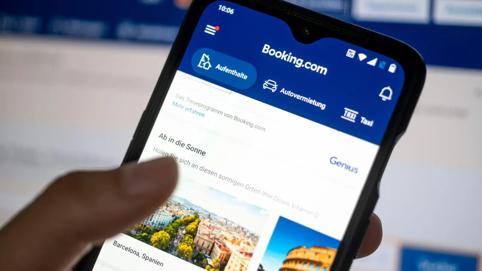 Sommerreisesaison: „Watchlist Internet“ warnt vor Kriminellen, die Booking.com missbrauchen, um Kreditkartendaten abzugreifen. (Foto: Fabian Sommer/dpa/dpa-tmn)