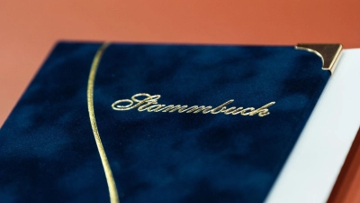 Kein Testament? Dann müssen entfernte Verwandte für eine Erbschaft ihre Verwandtschaft beweisen – etwa durch ein Familienstammbuch. (Foto: Silas Stein/dpa/dpa-tmn)