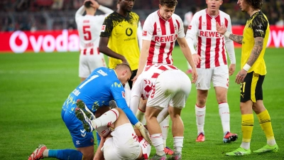 Offenbar schwer verletzt: Timo Hübers umringt von seinen Kölner Mitspielern (Foto: Bernd Thissen/dpa)