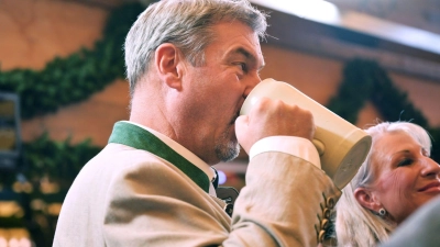 Na dann prost: Markus Söder hat zum Oktoberfest einen Wiesn-Hit eingesungen. (Archivbild) (Foto: Peter Kneffel/dpa)