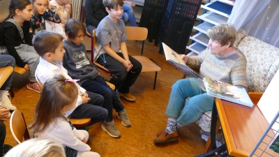 Gespannt hörten die Kinder Angela Brügmann beim Vorlesen zu. (Foto: Helmut Meixner)