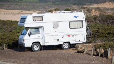 Waldbrandgefahr in vielen europäischen Ländern: Bevor Urlauber ihre Campingreise starten, sollten sie die Lage entlang ihrer Route sowie am Zielort prüfen. (Foto: Florian Schuh/dpa-tmn)