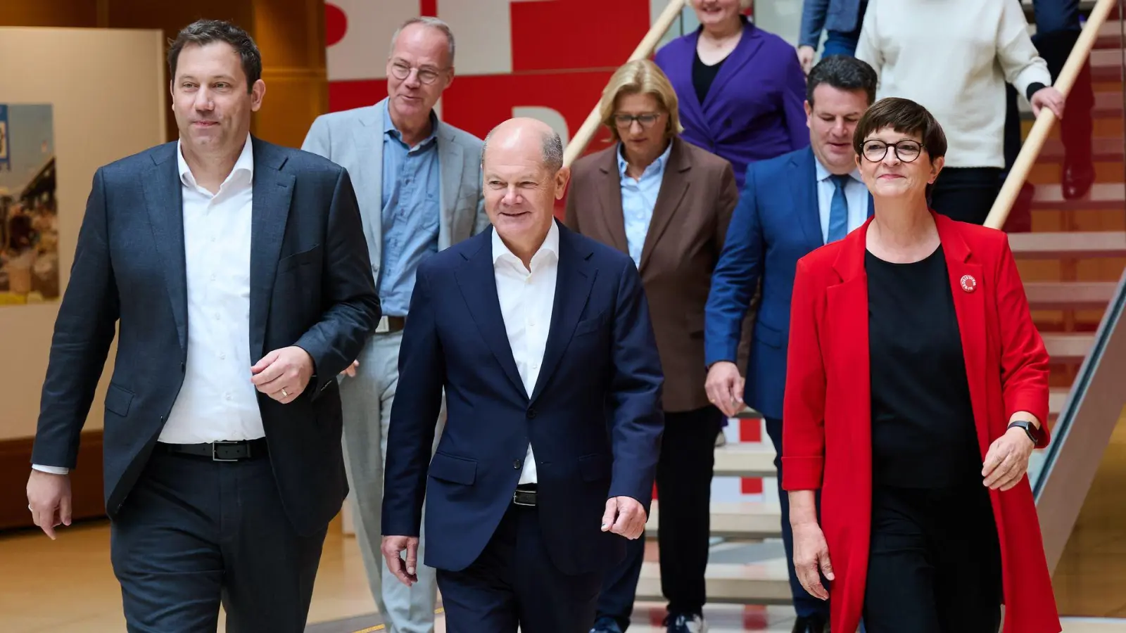 Bereit für den Wahlkampf: Die SPD-Spitze um Kanzler Scholz (M). (Archivbild)  (Foto: Annette Riedl/dpa)