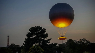 Viele Menschen in Paris hatten sich gewünscht, dass der olympische Ballon wieder in die Stadt zurückkehrt. (Foto: Aurelien Morissard/AP/dpa)