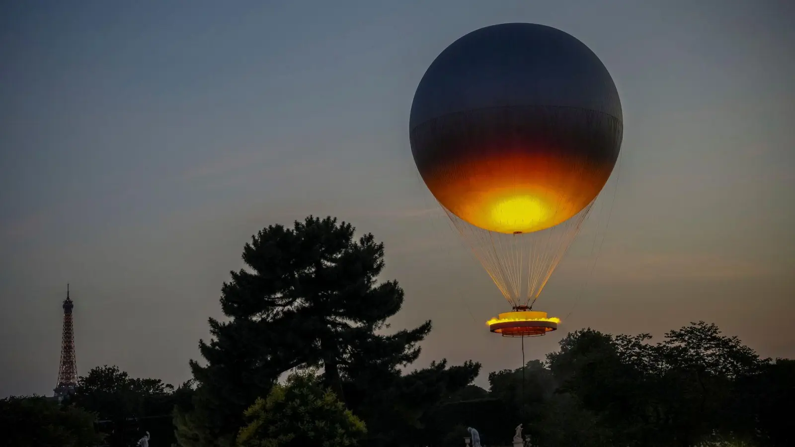 Viele Menschen in Paris hatten sich gewünscht, dass der olympische Ballon wieder in die Stadt zurückkehrt. (Foto: Aurelien Morissard/AP/dpa)