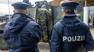 Bei einer Bundeswehrübung kam es vor einem Jahr versehentlich zu einem Schusswechsel zwischen Polizei und Bundeswehr. (Archivbild) (Foto: Armin Weigel/dpa)