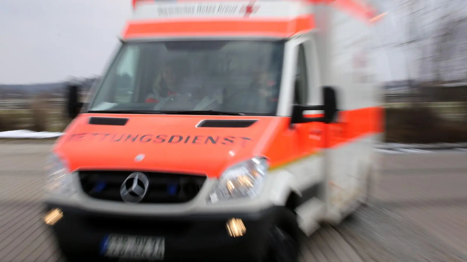 Sanitäter bringen die lebensgefährlich verletzte Beifahrerin in eine Klinik. (Symbolbild) (Foto: Stephan Jansen/dpa)