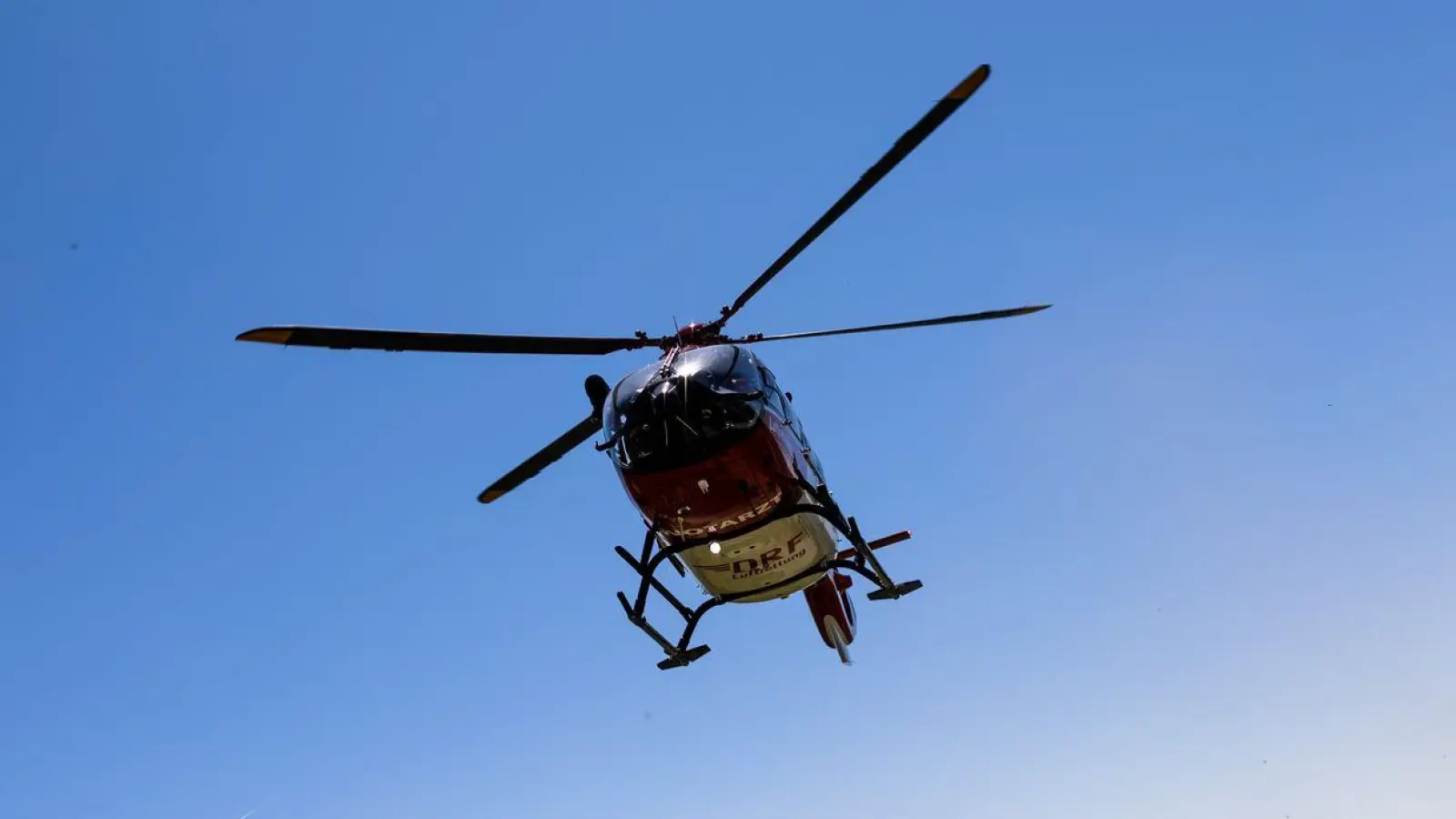 Ein Rettungshubschrauber bringt den Mann ins Krankenhaus. (Symbolbild) (Foto: Philipp von Ditfurth/dpa)