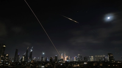 Israelische Angriffe im Iran könnten nach Einschätzung eines Militärexperten noch Tage oder Wochen weitergehen. (Foto: Leo Correa/AP/dpa)