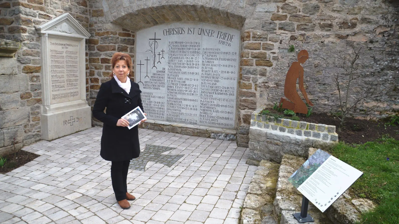 Beim Restaurieren des Kriegerdenkmals am Friedhof in Obermögersheim hat Marion Eisen ganz besondere Erfahrungen gemacht. (Foto: Peter Tippl)