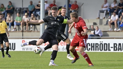 Ballert aus allen Lagen: Der Steinachgründer Dustin Lunz (links, hier gegen Jan Sperber vom SC Großschwarzenlohe) führt mit Nikola Milovski die Torjägerliste der Landesliga Nordost an. (Foto: Martin Rügner)