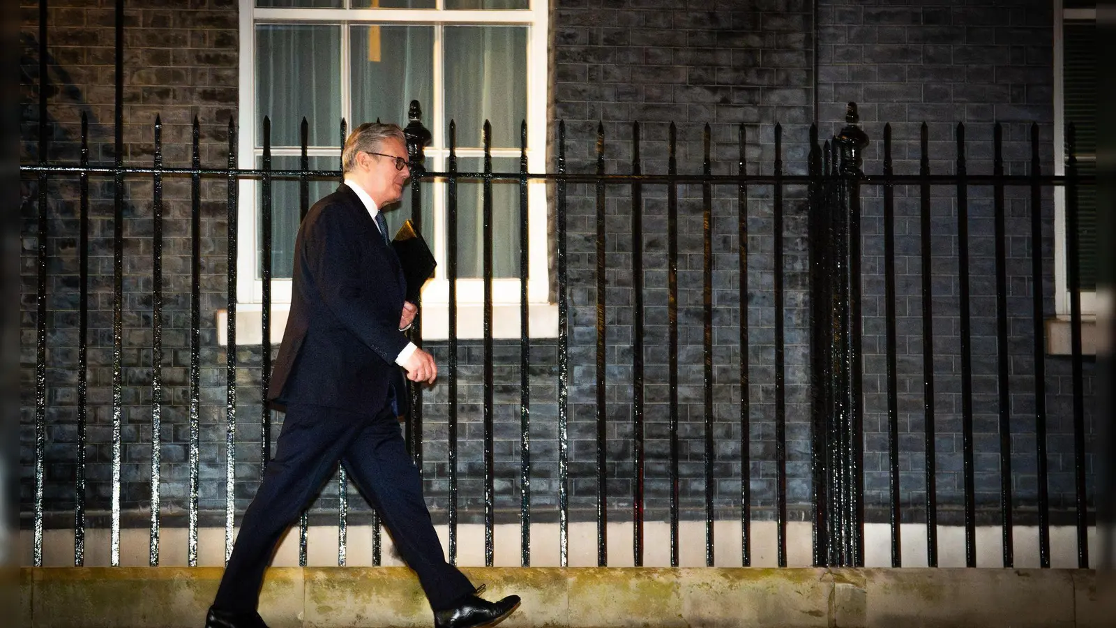 Premier Starmer gab sich vor seiner Fraktion kämpferisch - und bekam dafür viel Applaus. (Foto: James Manning/PA Wire/dpa)