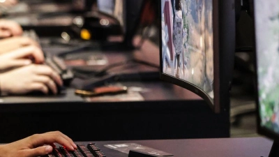 Einmal zur Probe spielen, bitte: Gamescom-Besucher im Jahr 2025. Auch dieses Jahr dürfte es voll werden bei dem Gamingevent. (Archivbild) (Foto: Oliver Berg/dpa)
