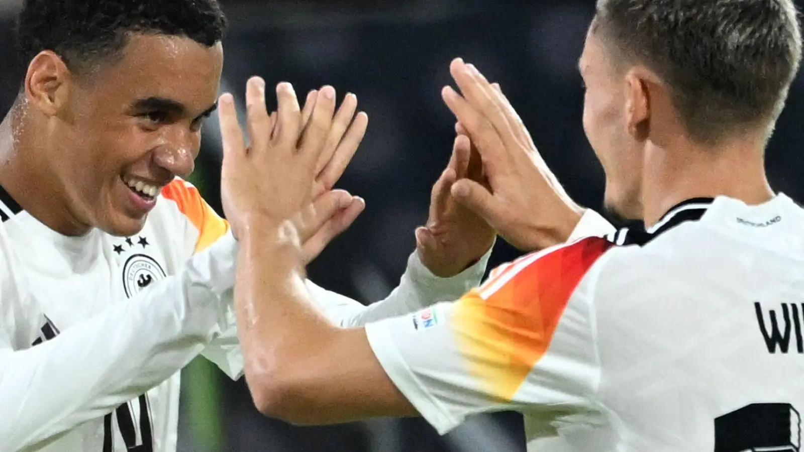 Teamkollegen im Nationalteam, Gegner im Pokal: Jamal Musiala (l) und Florian Wirtz. (Foto: Fabian Strauch/dpa)