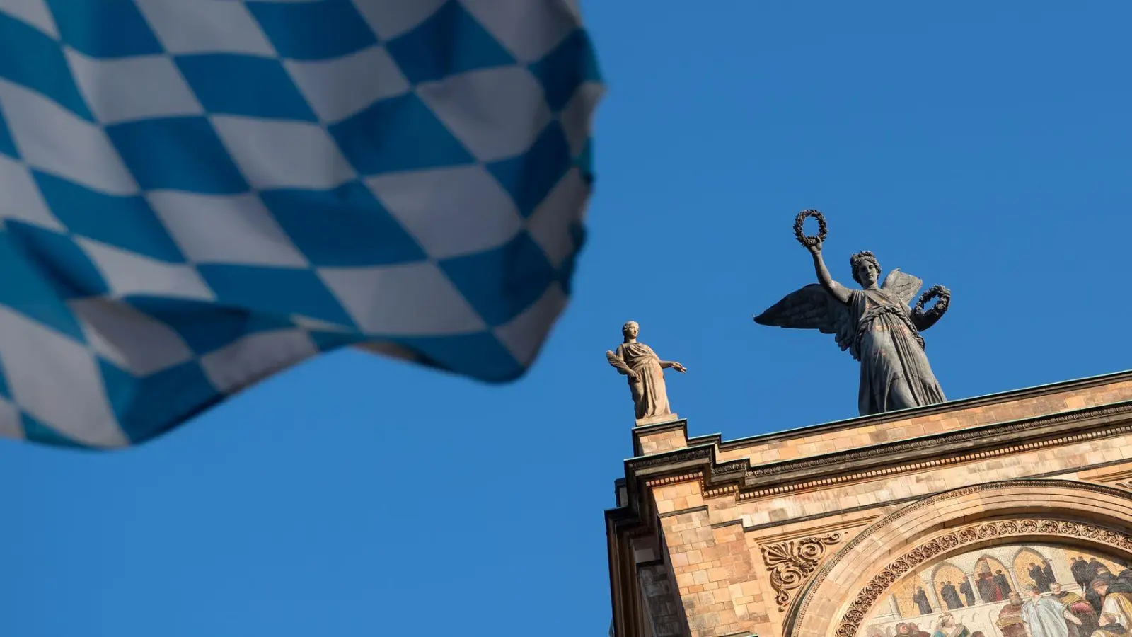 Eine Landtags-Kommission schlägt 193 Maßnahmen zum Bürokratieabbau vor. (Symbolbild) (Foto: Sven Hoppe/dpa)