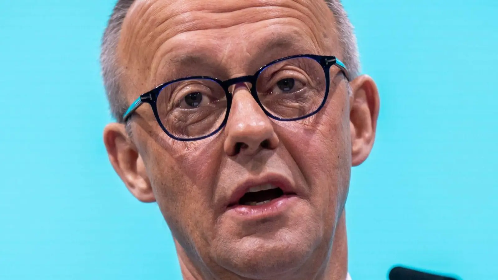 „Deutschland und Frankreich sind aufeinander angewiesen. Deutschland und Frankreich sind die Motoren der europäischen Einigung“, sagt Friedrich Merz. (Foto: Michael Kappeler/dpa)