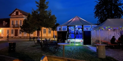 Direkt neben der historischen Villa Sandrina in Triesdorf haben die beiden Freunde einen Platz verpachtet bekommen, wo sie seit Oktober immer wieder Partys für Studierende und Einheimische schmeißen. (Foto: Marcus Weger)