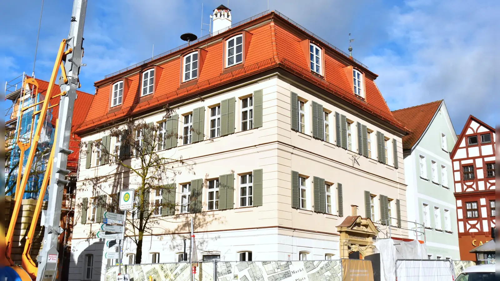 Die Fassade des Alten Rathauses in Feuchtwangen wird im Rahmen der Sanierung noch neu gestaltet. (Foto: Werner Wenk)