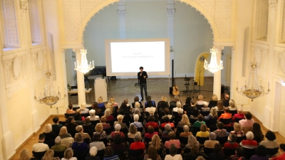 Leichten Humor ernst genommen: Zum Thema sprach Lucas Fassnacht auf Einladung des Damen-Lions Clubs Christiane Charlotte in der Karlshalle. (Foto: Alexander Biernoth)