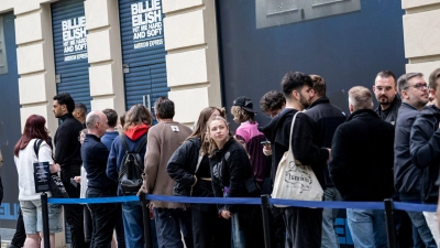 Fans von Billie Eilish kurz vor ihrem Treffen mit ihrem Idol. (Foto: Fabian Sommer/dpa)