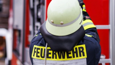 Der Schaden nach dem Brand in einer Lagerhalle ist hoch (Symbolbild). (Foto: Philipp von Ditfurth/dpa)