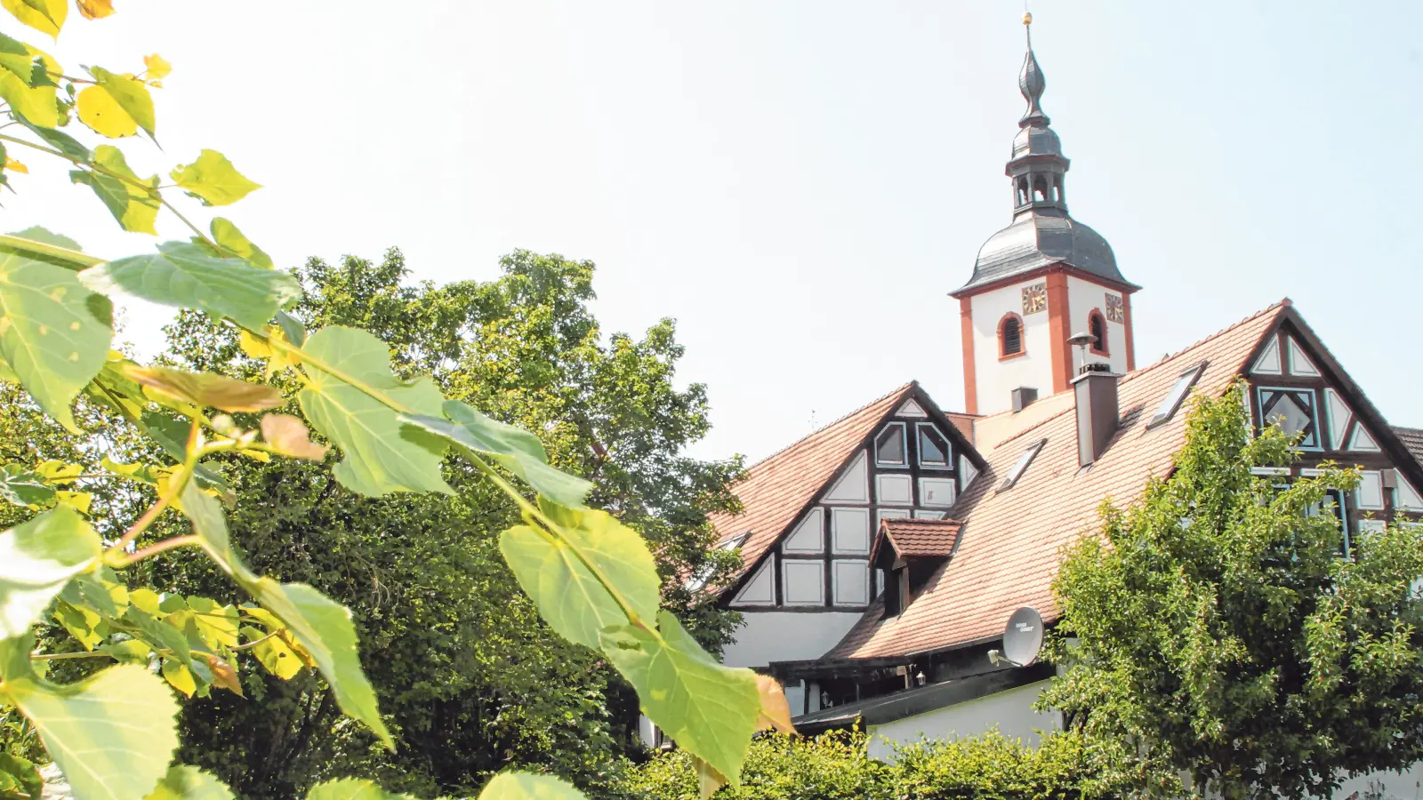 Im Hintergrund der Turm der evangelischen, denkmalgeschützten Pfarrkirche St. Georg in Markt Nordheim. (Foto: Hans-Bernd Glanz)