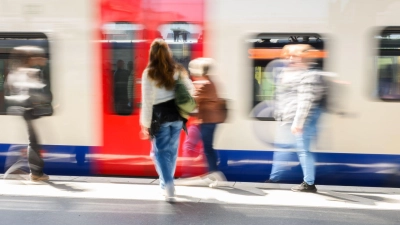 Die Zukunft des Deutschlandabos für den öffentlichen Nahverkehr bleibt ungewiss. (Archivbild) (Foto: Julian Stratenschulte/dpa)
