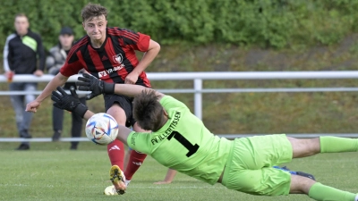 Oscar Ladenburger (hier gegen Illertissen) traf für Aufkirchen in Memmingen. (Foto: Martin Rügner)