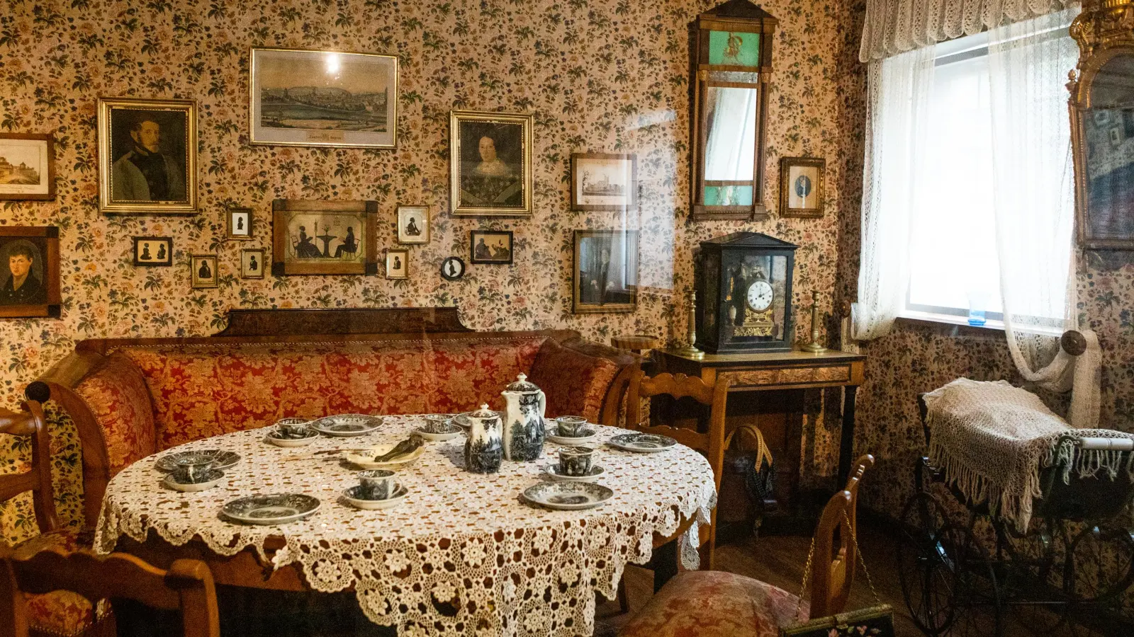 Das Biedermeierzimmer im Fränkischen Museum: Wer während der Sommerferien mit offenen Augen durch die Ausstellungsräume geht, erhält beim Retro-Suchspiel spannende Einblicke in die fränkische Geschichte. (Foto: Evi Lemberger)
