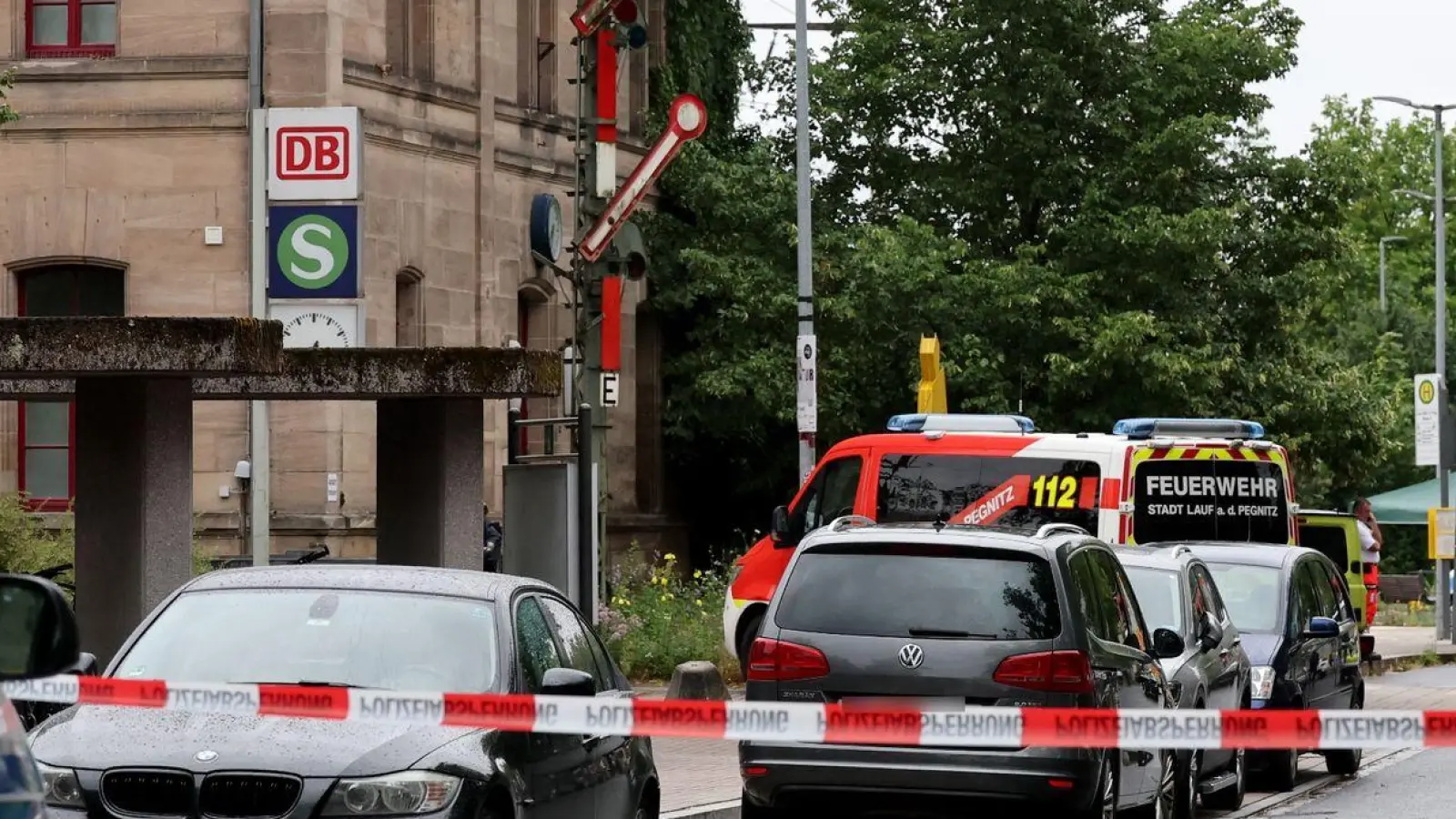 Polizeieinsatz an einem Bahnhof in Mittelfranken. (Foto: Daniel Löb/dpa)