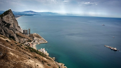 Blick vom Oberen Felsen auf das Frachtschiff OS 35, das in der Bucht von Gibraltar mit einem Flüssiggastanker kollidiert ist. (Foto: Marcos Moreno/AP/dpa)