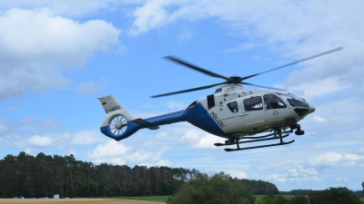 Weil sich ein weiterer Unfallbeteiligter aus dem Staub gemacht hat, kam ein Polizeihubschrauber zum Einsatz. (Symbolbild: Johannes Zimmermann )