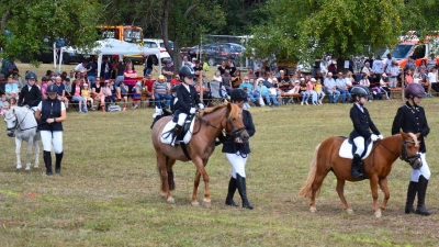 Die Jüngsten des Vereins gaben ihr Bestes beim Pony-Zweikampfwettbewerb. (Foto: Werner Wenk)