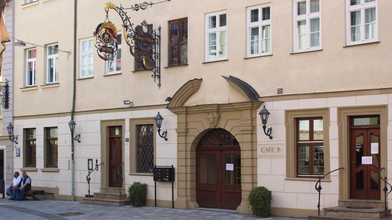 Zettel an den Scheiben machen auf die bevorstehende Schließung des Cafés im Bürger-Palais aufmerksam. (Foto: Constantin Prosch)
