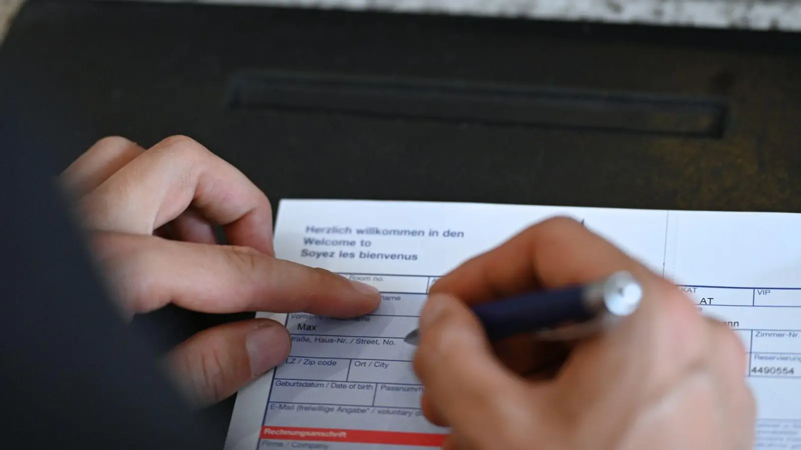 Das neue Gesetz zum Bürokratieabbau betrifft auch die Meldezettel bei Hotelübernachtungen. (Symbolbild) (Foto: Katharina Kausche/dpa)