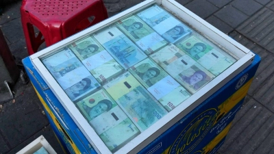Die nahezu hundertprozentige Inflation im Iran hat die Preise für fast alle Waren verdoppelt. (Archivbild) (Foto: Vahid Salemi/AP/dpa)