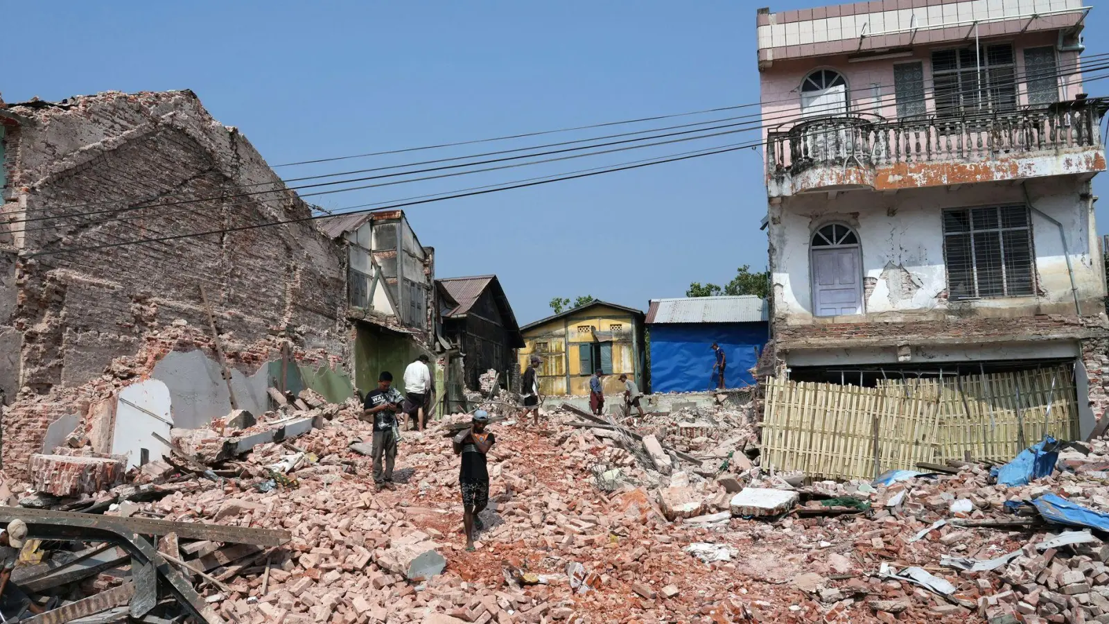Unzählige Häuser stürzten bei dem Erdbeben der Stärke 7,7 ein. (Archivbild) (Foto: Aung Shine Oo/AP/dpa)