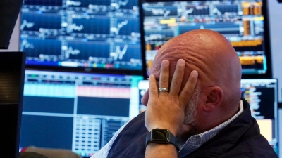 Händler an der New Yorker Börse: Die Lage an den Kapitalmärkten bleibt herausfordernd. (Foto: Richard Drew/AP/dpa)