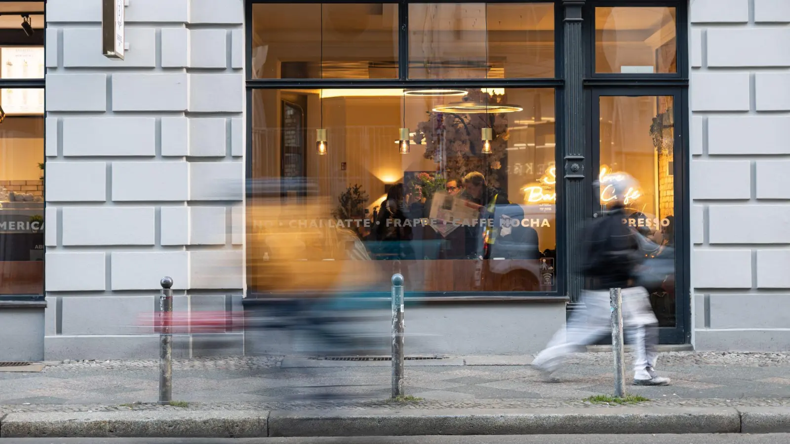 Viele Menschen geben der Studie zufolge Cafés oder Restaurant als Grund für den Besuch der Innenstadt an. (Foto: Hannes P. Albert/dpa)