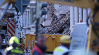 Die Helfer suchen nach dem Hauseinsturz in Görlitz noch immer nach Vermissten. (Foto: Sebastian Willnow/dpa)