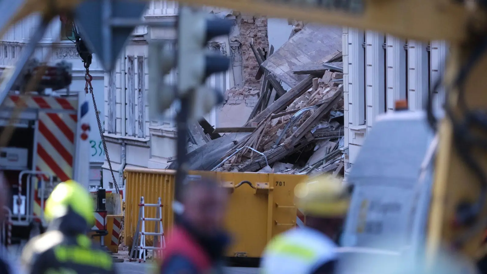 Die Helfer suchen nach dem Hauseinsturz in Görlitz noch immer nach Vermissten. (Foto: Sebastian Willnow/dpa)