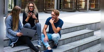 Nutzen Sie die Möglichkeit auf der Ausbildungs- und Studienmesse in Bad Windsheim, um mit den Vertretern aus verschiedenen Branchen ins Gespräch zu kommen. Lernen Sie die einzelnen Berufsfelder besser kennen. Die beteiligten Firmen, Hoch- und Fachschulen freuen sich schon auf Ihre Fragen. (Foto: Pexels)