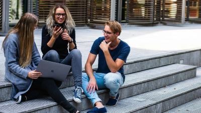 Nutzen Sie die Möglichkeit auf der Ausbildungs- und Studienmesse in Bad Windsheim, um mit den Vertretern aus verschiedenen Branchen ins Gespräch zu kommen. Lernen Sie die einzelnen Berufsfelder besser kennen. Die beteiligten Firmen, Hoch- und Fachschulen freuen sich schon auf Ihre Fragen. (Foto: Pexels)