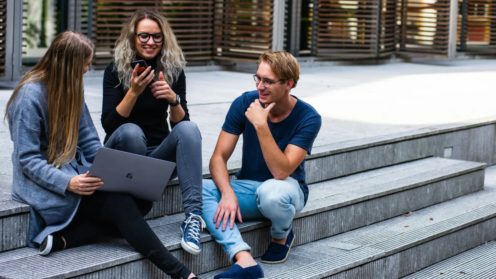Nutzen Sie die Möglichkeit auf der Ausbildungs- und Studienmesse in Bad Windsheim, um mit den Vertretern aus verschiedenen Branchen ins Gespräch zu kommen. Lernen Sie die einzelnen Berufsfelder besser kennen. Die beteiligten Firmen, Hoch- und Fachschulen freuen sich schon auf Ihre Fragen. (Foto: Pexels)
