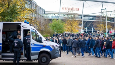 Polizeieinsatz vor dem Stadion in Hannover. (Foto: Moritz Frankenberg/dpa)