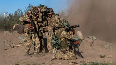 Ukrainische Männer sollen sich einem Einsatz im Krieg gegen Russland künftig schwerer entziehen können. (Archivbild) (Foto: Andrii Marienko/AP/dpa)